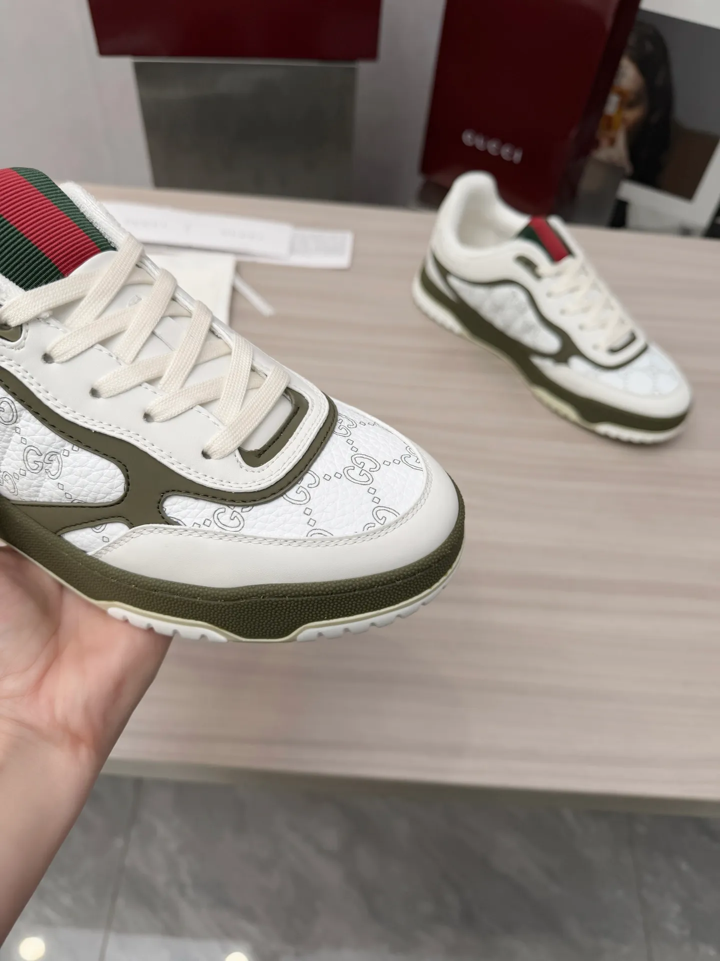[G Home] P: 600💰 Couple size: Female 35-40. Male 39-44 (45 custom-made) 🆕2025.GUCC Gucci original order quality The latest popular high and low top aged couple sneakers series shipped original purchase development and production, this high and low top sneakers adopt a basketball-style silhouette design, cleverly integrated with hollow panels and distressed effects, showing unique ingenuity. The ingenuity incorporates brand logo details such as interlocking Double G styling accessories and Gucci lettering, a low-key tribute to the brand's design heritage. Exquisite packaging at the delivery counter 🛍📦 ▪️ Fabric: Original customized imported first-layer cowhide ▪️ Inner lining: Imported first-layer cowhide ▪️ Sole: Original molded two-color TPU sole ▪️ Sole thickness: 3cm
